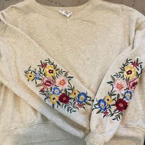 Embroidered cropped sweatshirt